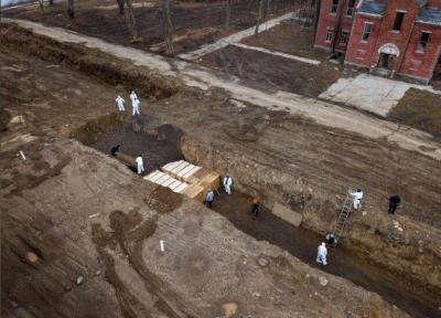 فیلم ، تصاویر تکان دهنده دفن دسته جمعی جان باختگان کرونا در نیویورک