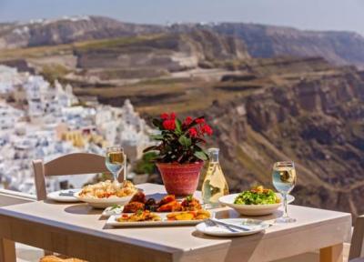 تور ارزان یونان: غذاهای محلی سانتورینی؛ شهر سفید و نیلی در یونان